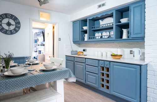 Cromer Haus | Seaforth - Fabulous FAMILY HOUSE, seconds from the BEACH with stunning SEA VIEWS