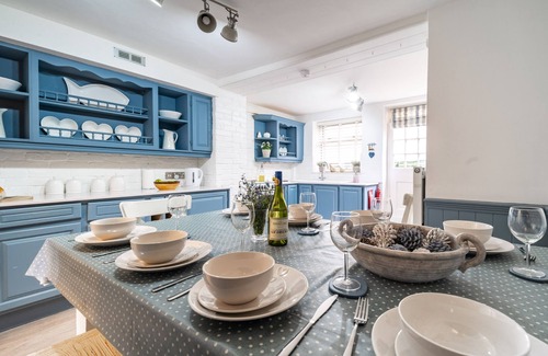 Cromer Haus | Seaforth - Fabulous FAMILY HOUSE, seconds from the BEACH with stunning SEA VIEWS