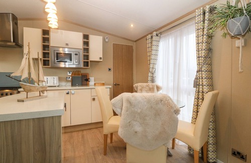 Rhyd-y-clafdy Hütte | SEAFRONT HOLIDAY HOME 2, pet friendly, with pool in Pwllheli