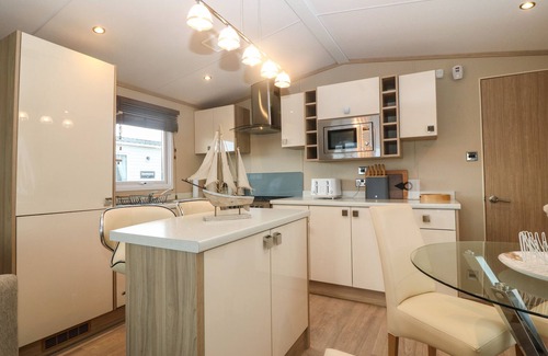Rhyd-y-clafdy Hütte | SEAFRONT HOLIDAY HOME 2, pet friendly, with pool in Pwllheli