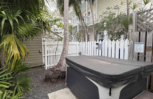 Uptown - Upper Duval Hütte | Seagull Suite | Inviting Studio, Just Steps From Duval, Hot Tubs!