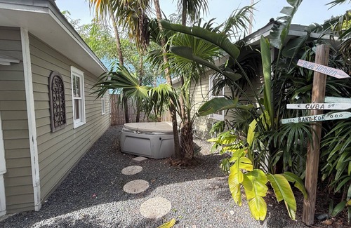 Uptown - Upper Duval Hütte | Seagull Suite | Inviting Studio, Just Steps From Duval, Hot Tubs!