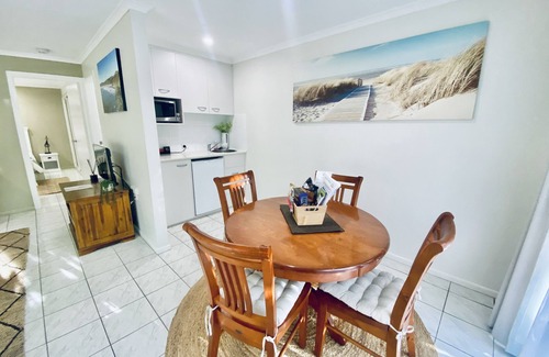 Coffs Harbour Kabine | Seaheaven @ Aanuka Resort Spa Bure with Pool - Tennis - Walk to Beach