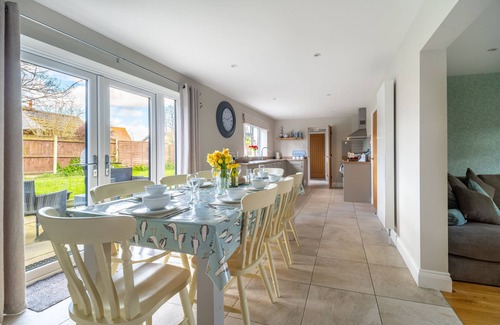 Wells-next-the-Sea Haus | Dieses Einfamilienhaus aus den 1970er Jahren wurde erweitert und mit einem eleganten, modernen Facelifting versehen.