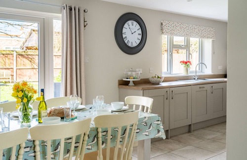 Wells-next-the-Sea Haus | Dieses Einfamilienhaus aus den 1970er Jahren wurde erweitert und mit einem eleganten, modernen Facelifting versehen.