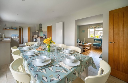 Wells-next-the-Sea Haus | Dieses Einfamilienhaus aus den 1970er Jahren wurde erweitert und mit einem eleganten, modernen Facelifting versehen.