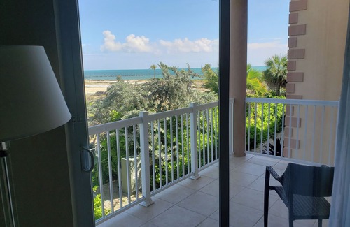Crystal Harbour Wohnung | Seaside Dream! 2 Spacious Units, Outdoor Pool, Steps to North Sound Golf Club!