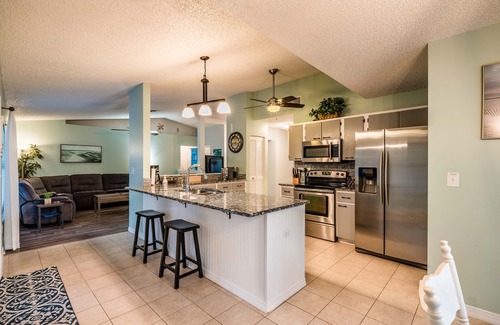 Sebastian Highlands Haus | Seaside Escape-8 min to the beach, home for the whole family!