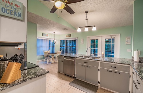 Sebastian Highlands Haus | Seaside Escape-8 min to the beach, home for the whole family!