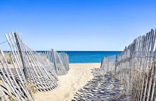 Salisbury Beach Wohnung | Seaside Escape with Porch and Direct Beach Access