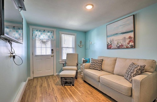 Salisbury Beach Wohnung | Seaside Escape with Porch and Direct Beach Access