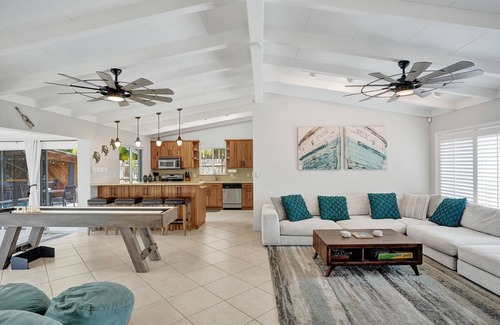 Riverland Village Haus | Seaside Retreat. Heated Pool/BBQ. Tiki Bar