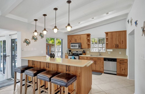 Riverland Village Haus | Seaside Retreat. Heated Pool/BBQ. Tiki Bar