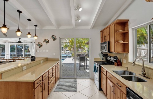 Riverland Village Haus | Seaside Retreat. Heated Pool/BBQ. Tiki Bar