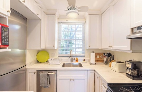 Jog Road Eigentumswohnung | Seaside Serenity: Chic 1-Bed/2-Bath on A1A