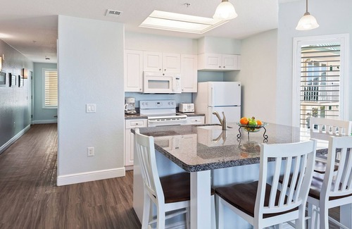 Ormond Beach Hotel | Seaside Stay Near Fishing, Shopping, Mini Golf, Dining, and Daytona Excitement