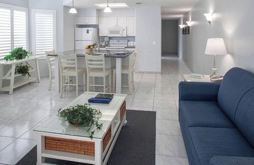 Ormond Beach Hotel | Seaside Stay Near Fishing, Shopping, Mini Golf, Dining, and Daytona Excitement