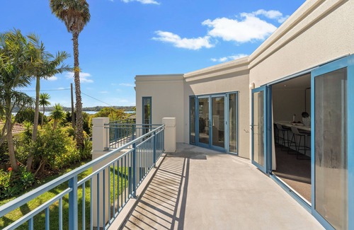 Whenuapai Villa | Seaview Villa near the Harbour.