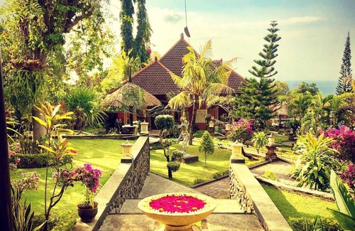 Singaraja Haus | Seaview Villas in Tropical Garden with Staff and Car! Group bookings possible!