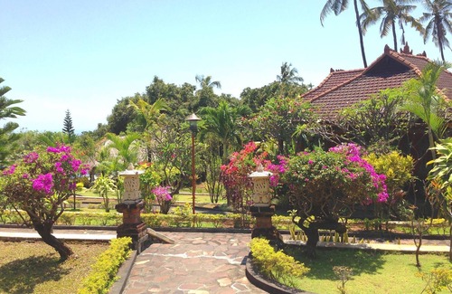 Singaraja Haus | Seaview Villas in Tropical Garden with Staff and Car! Group bookings possible!