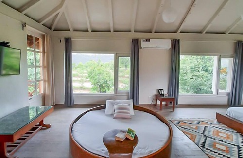 Chachian Haus | Abgeschiedenes Palampur - Hauptschlafzimmer mit rundem Bett