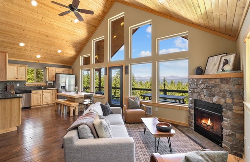 Cle Elum Kabine | Secluded 4-bedroom Cabin Retreat with Game Room, AC, Hot Tub and Amazing View