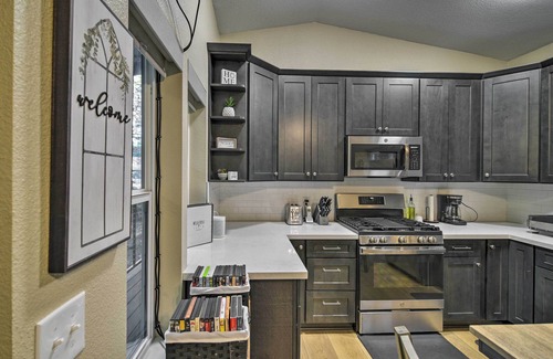 Butte Meadows Kabine | Secluded Butte Meadows Cabin w/ Deck & Grill!