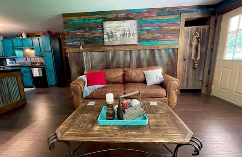 Dora Kabine | Secluded cabin adjoins Mark Twain National Forest