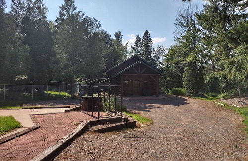 Chetek Kabine | Secluded cabin in the woods-UTV, hunting, fishing, pet friendly
