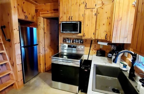 Carbon Hill Kabine | Secluded Cabin near Hocking Hills with Stocked Pond/ Hot Tub on 40 acres