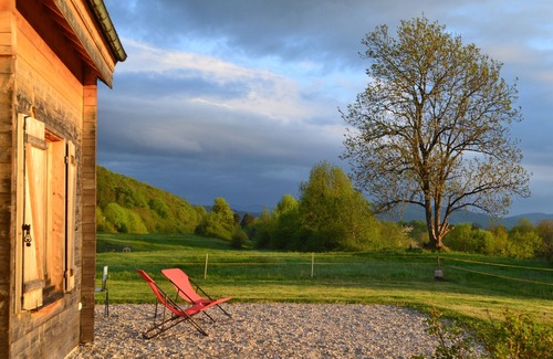Onoz Haus | Abgelegenes Chalet in Sonne mit atemberaubendem Blick auf ein bewaldetes Tal