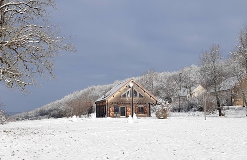 Onoz Haus | Abgelegenes Chalet in Sonne mit atemberaubendem Blick auf ein bewaldetes Tal