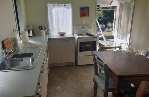 Tuateawa Hütte | Secluded Cottage in bush and garden setting and close to the sea