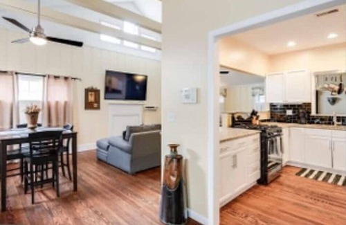 Historic District Hütte | Secluded Cozy Cottage in Historic Downtown