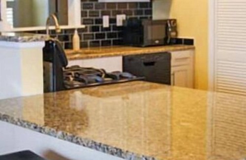 Historic District Hütte | Secluded Cozy Cottage in Historic Downtown