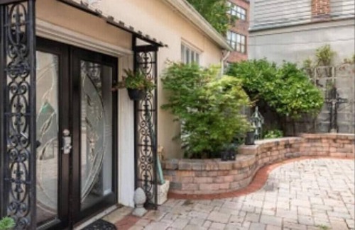 Historic District Hütte | Secluded Cozy Cottage in Historic Downtown