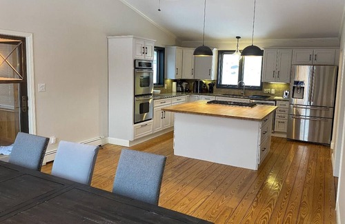 Diamond Point Skihütte | Secluded Diamond Point Retreat on Lake George w/pickleball fence!