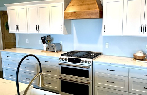 Ossipee Haus | Beautiful 5 bed, 3 bath Lake Home with Hot Tub & 360’ Feet of Shoreline