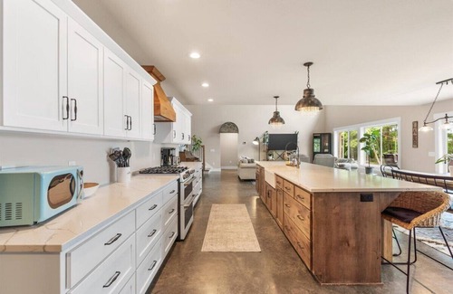 Ossipee Haus | Beautiful 5 bed, 3 bath Lake Home with Hot Tub & 360’ Feet of Shoreline