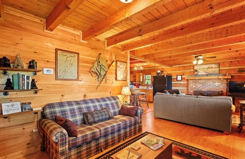 Lansing Kabine | Secluded log cabin w/ hot tub and wood burning fireplace near West Jefferson