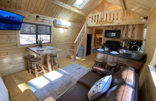 Logan Kabine | Secluded Log Cabin with Premium Hot Tub under Gazebo