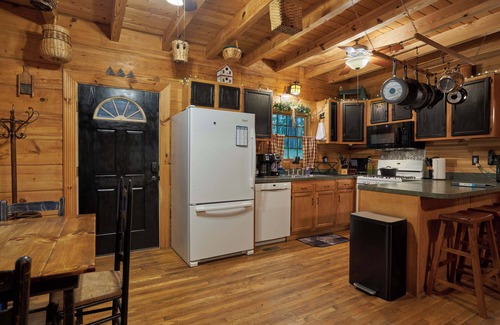 Cass Kabine | Secluded Log Home on 11 Forested Acres🌲🌲🌲 Jacuzzi🔥 Fire Pit🔥 Wood Stove🔥