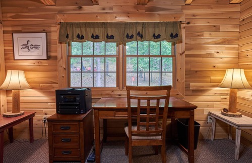 Cass Kabine | Secluded Log Home on 11 Forested Acres🌲🌲🌲 Jacuzzi🔥 Fire Pit🔥 Wood Stove🔥
