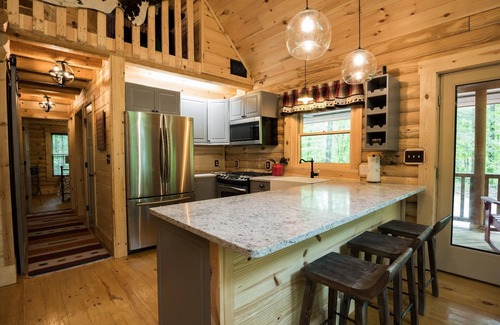 Morgantown Kabine | Secluded, pet-friendly, new log cabin.