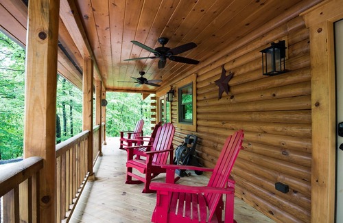 Morgantown Kabine | Secluded, pet-friendly, new log cabin.