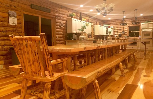 Cambridge Kabine | Abgeschieden, Privat 5000 Square Foot Luxury Lodge liegt am 20. Wooded Acres.