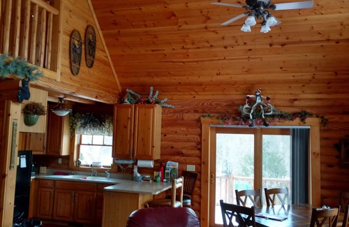 Fulton Haus | Secluded Riverside Log Home im südlichen Michigan