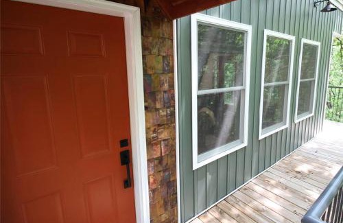 Branson Haus | Secluded Treehouse in the Woods - Tree Hugger Hideaway