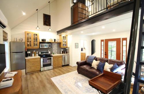 Branson Haus | Secluded Treehouse in the Woods - Tree Hugger Hideaway