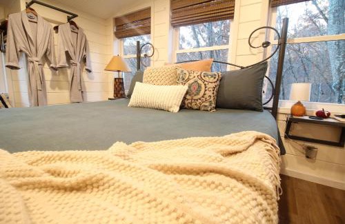 Branson Haus | Secluded Treehouse in the Woods - Tree Hugger Hideaway